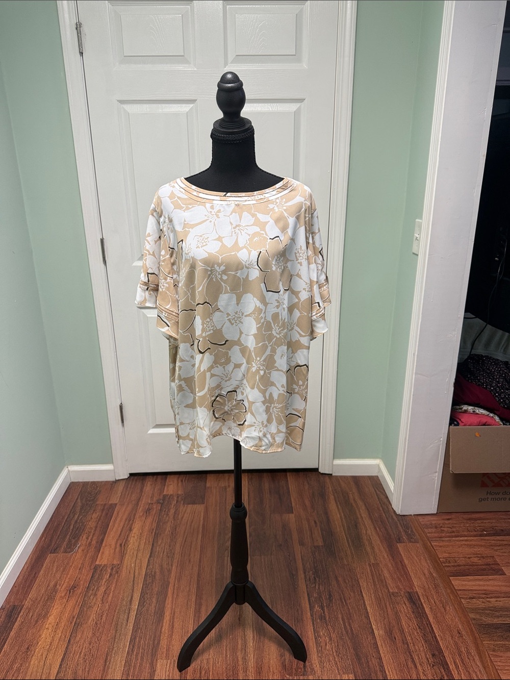 Liz Claiborne Beige and White Floral Short Sleeve Tunic